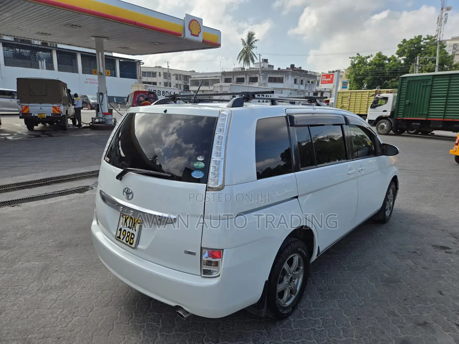 Toyota ISIS 2016 White