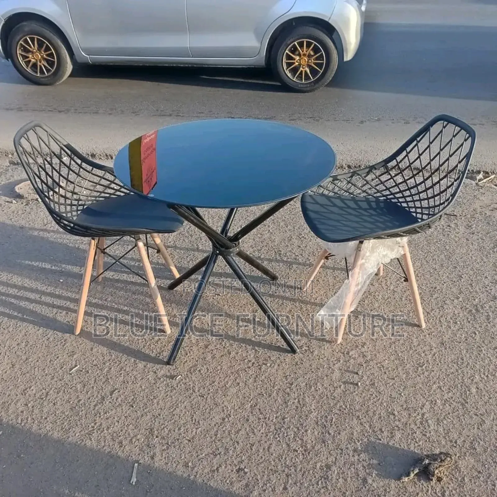 Balcon Table With Plastic Mesh Eames Chair