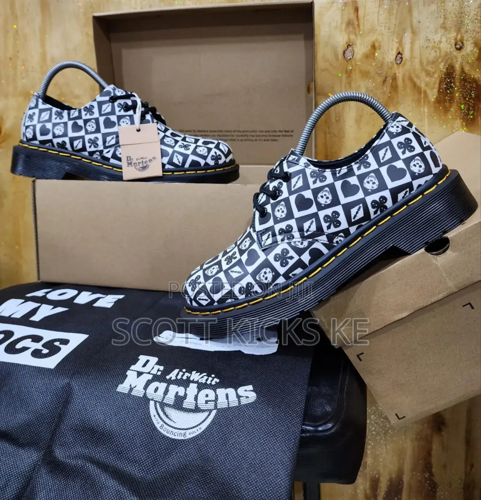 Dr. Martens Airwair Low-cut Unisex