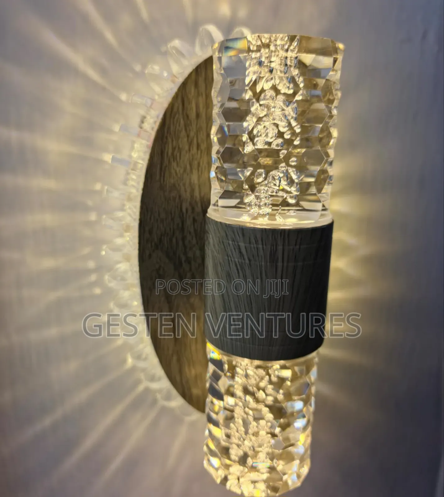 Led Wall Lamp Bracket With a Decorative Crystal-Effect Finish