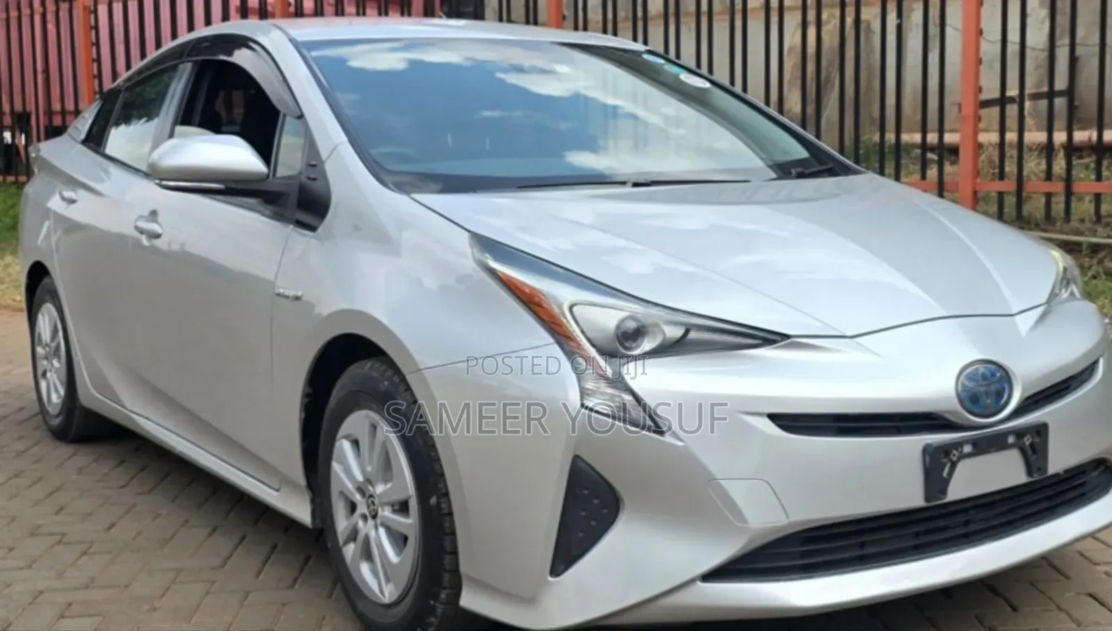 Toyota Prius 4dr Hatchback (1.8L 4cyl gas/electric hybrid CVT) 2016 Silver