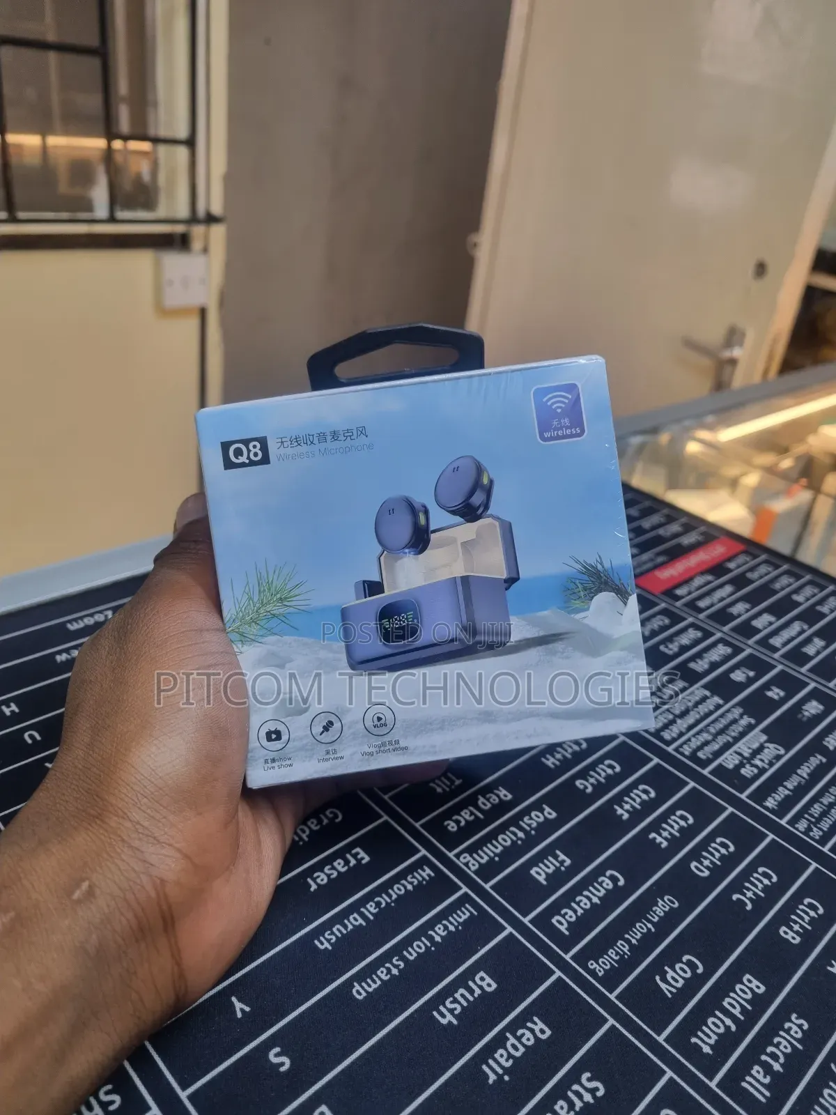 Q8 Wireless Lavalier Microphone.