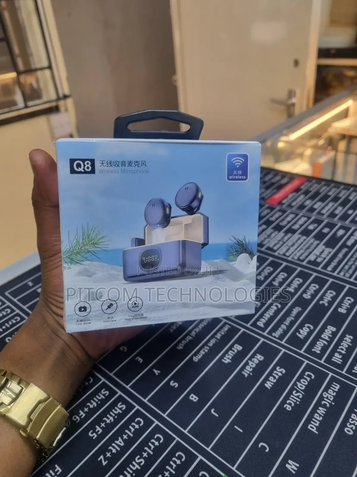 Q8 Wireless Lavalier Microphone.