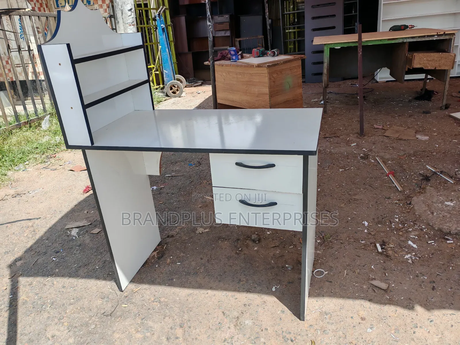 Manicure Table With Raised Shelves