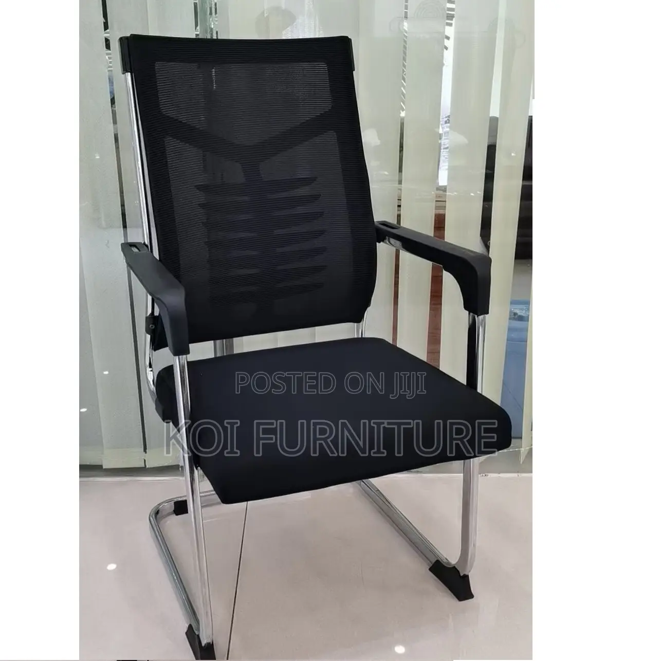 Office Chair :Ergonomic Visitor Seat With a Breathable Black Mesh Back