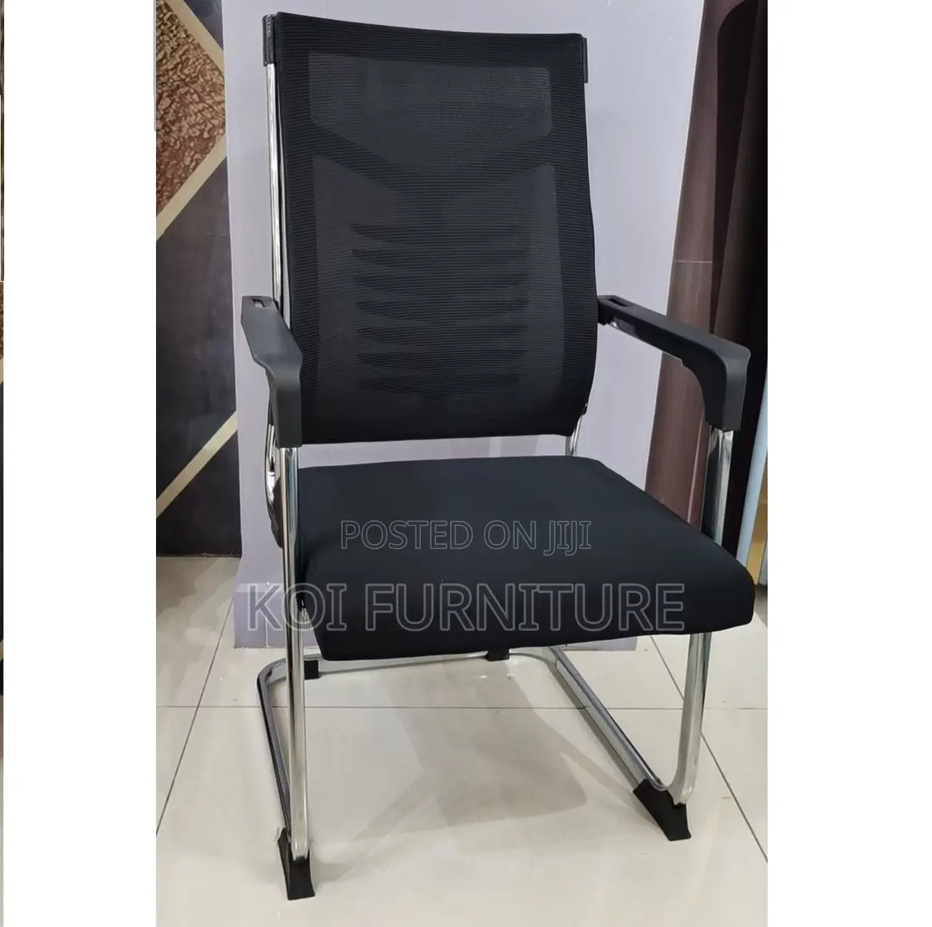 Office Chair :Ergonomic Visitor Seat With a Breathable Black Mesh Back