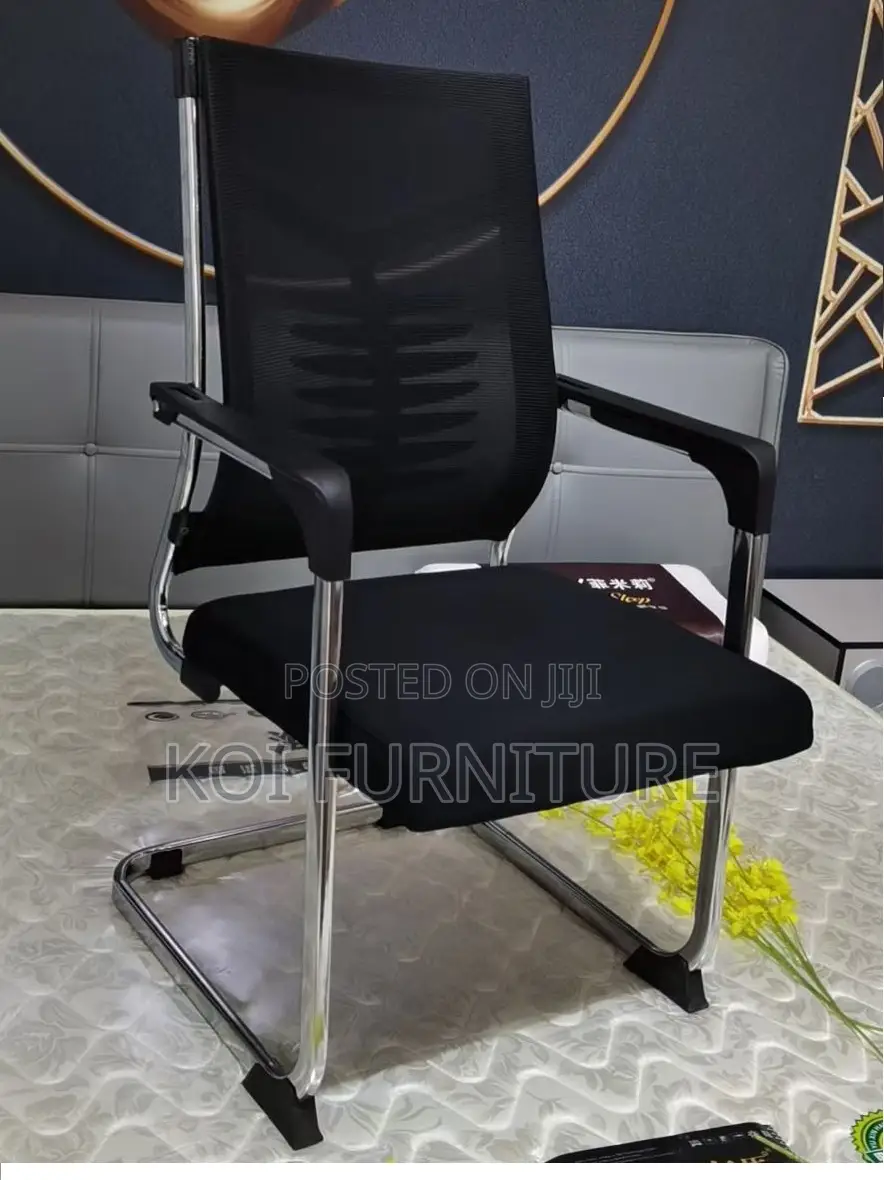 Office Chair :Ergonomic Visitor Seat With a Breathable Black Mesh Back