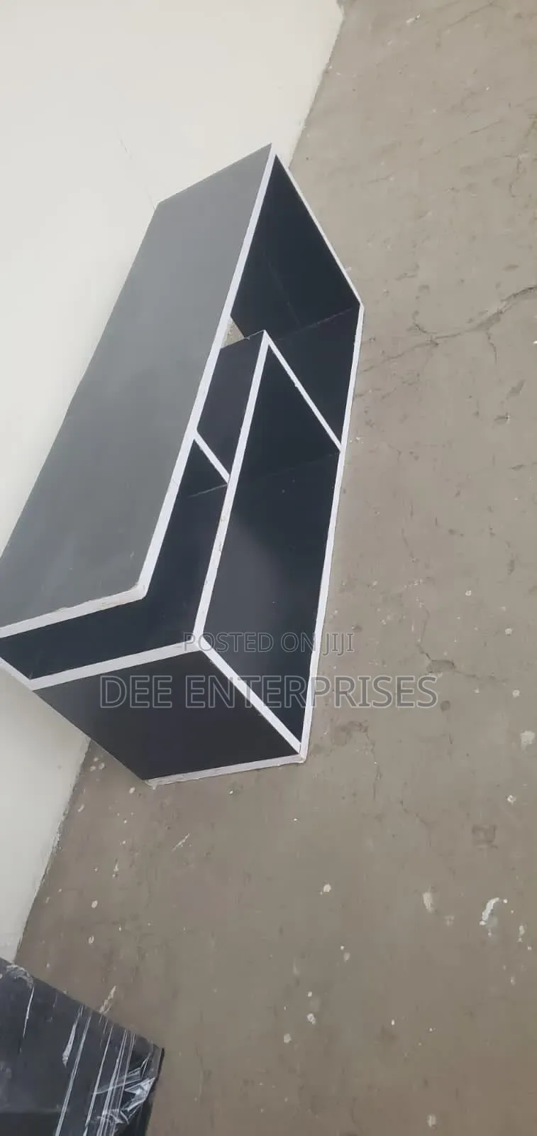 White on Black Mexico Modern Tv Stand