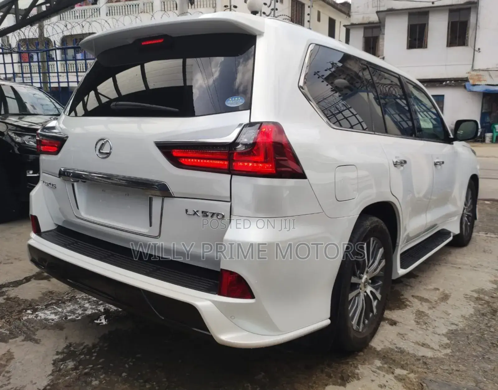 Lexus LX 570 AWD 2019 White