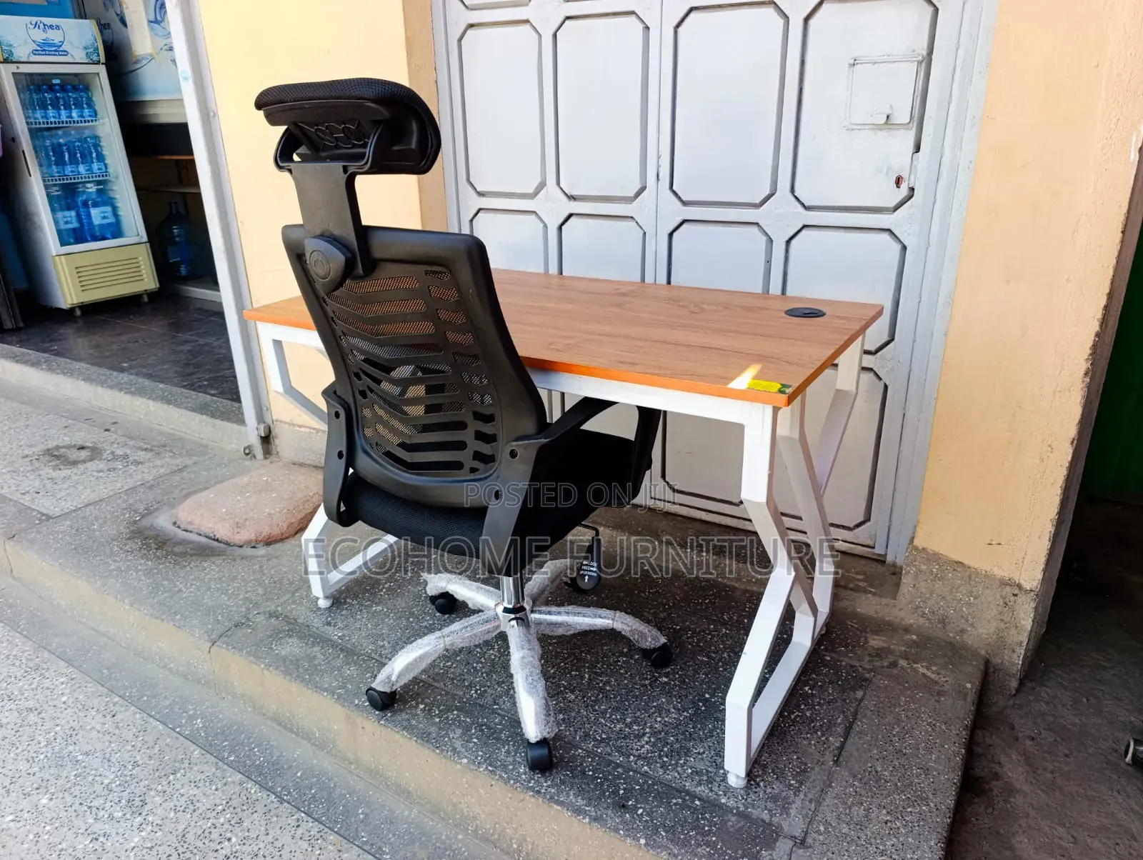 Headrest Office Chair With Metallic Study Desk