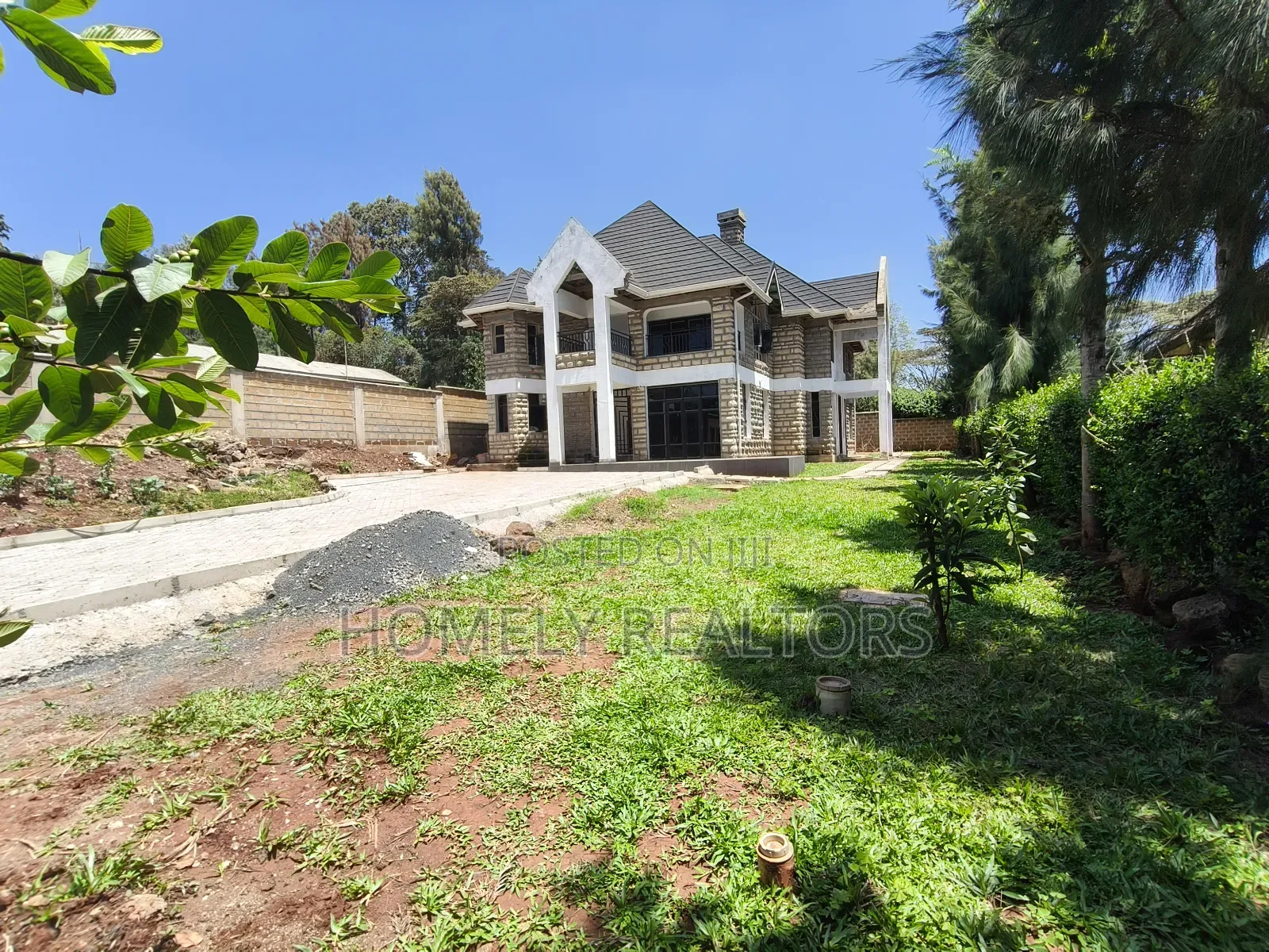 5bdrm Maisonette in Kerarapon Drive for rent