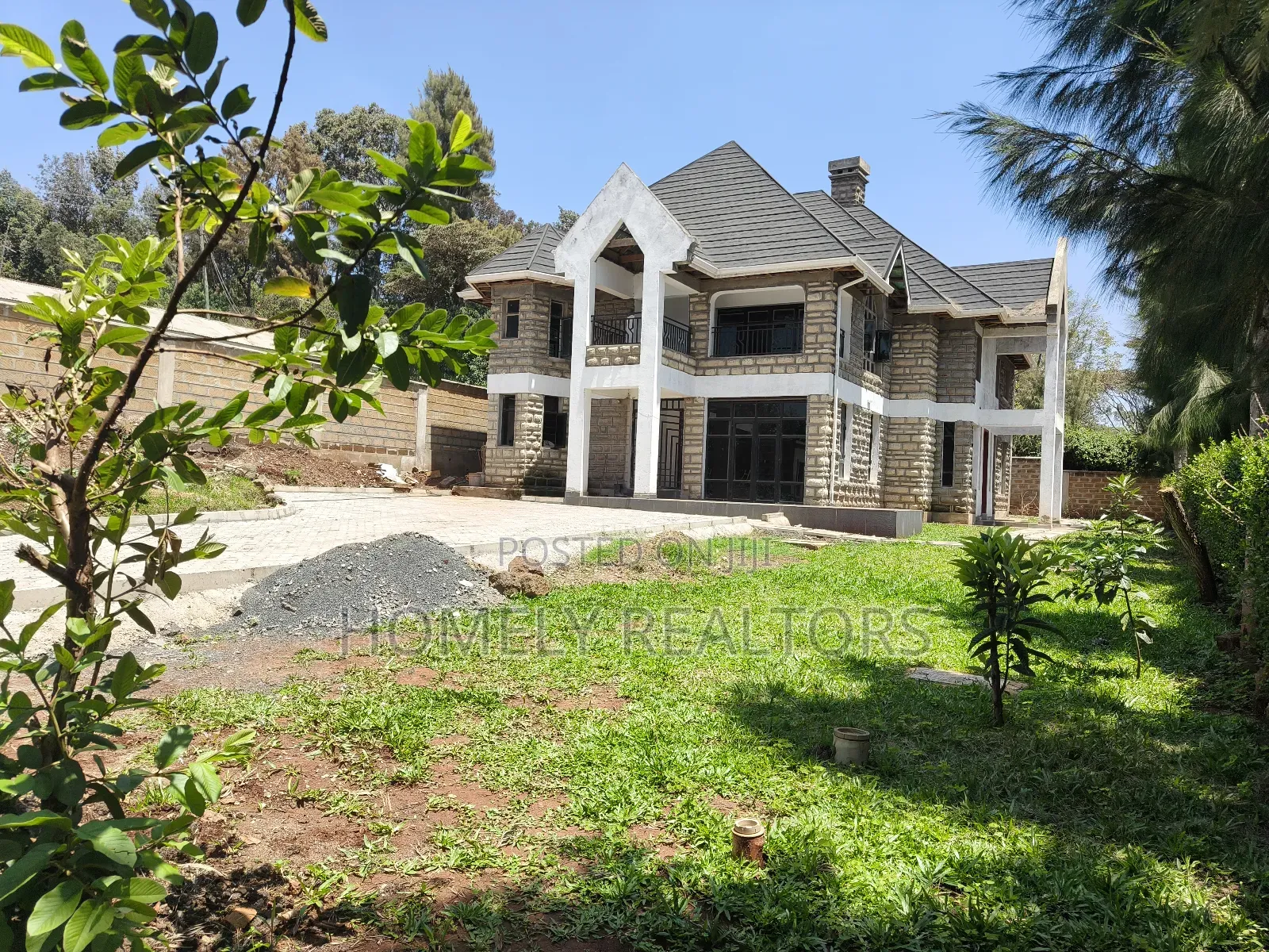 5bdrm Maisonette in Kerarapon Drive for rent