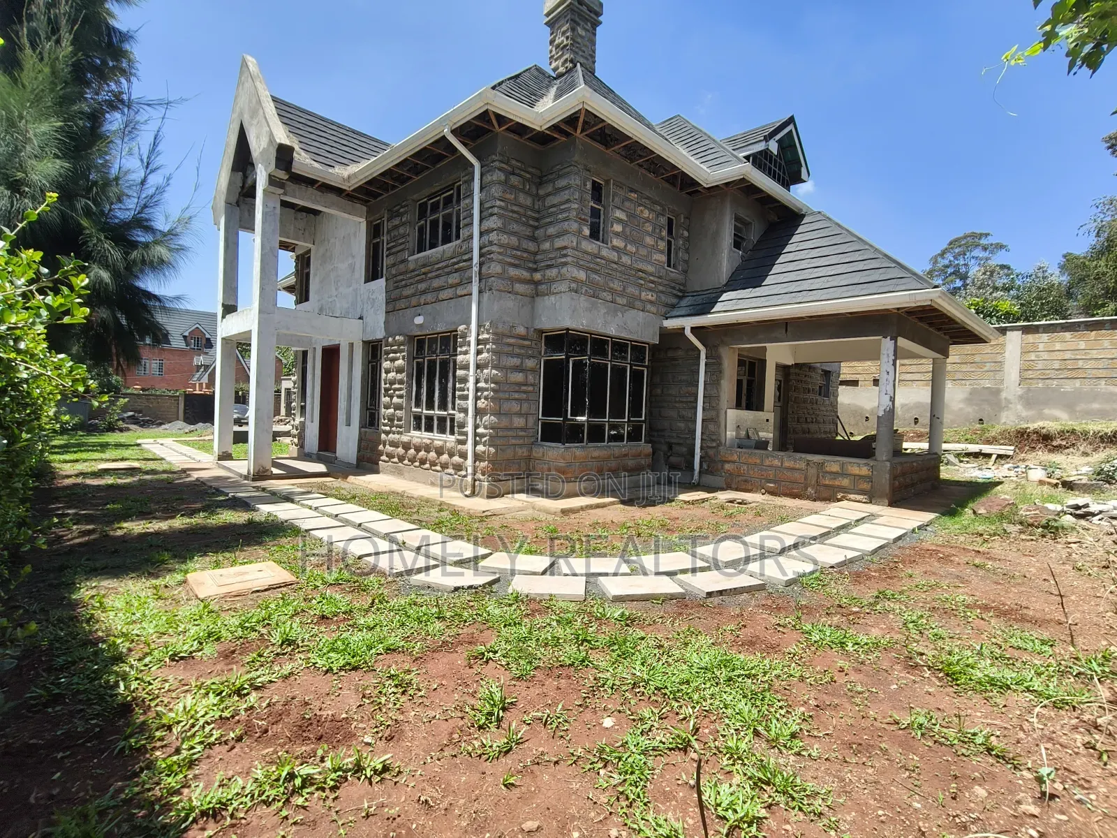 5bdrm Maisonette in Kerarapon Drive for rent