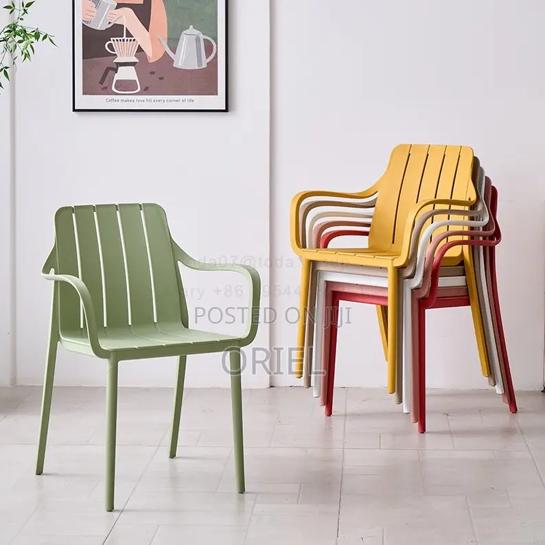Plastic Chairs: Ergonomic Stackable Plastic Lounge Chair