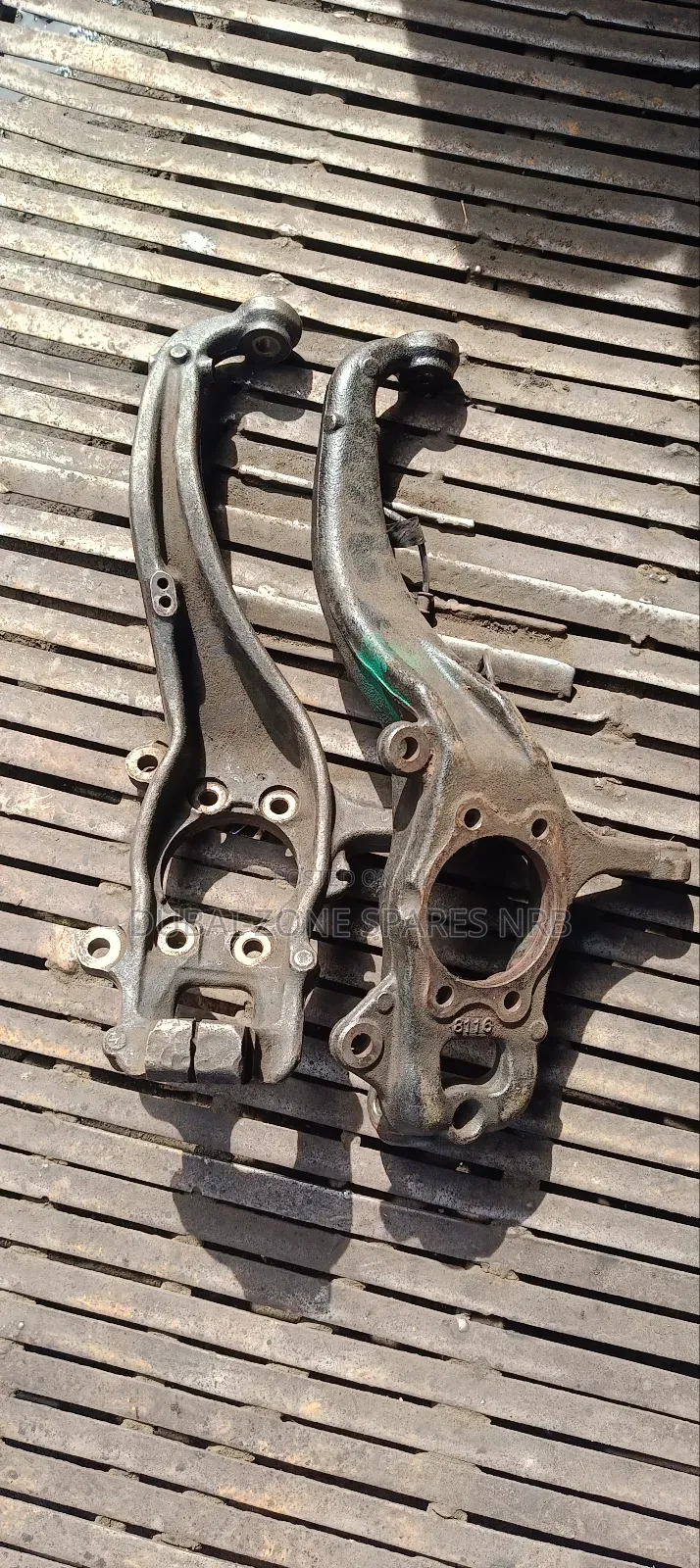 Steering Knuckles Nissan Navara.