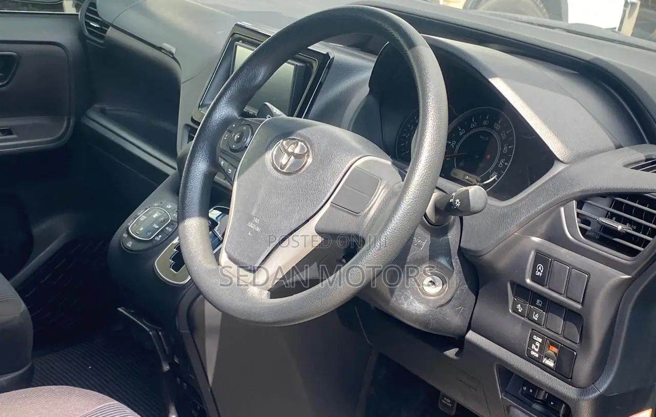 Toyota Voxy 2019 Silver