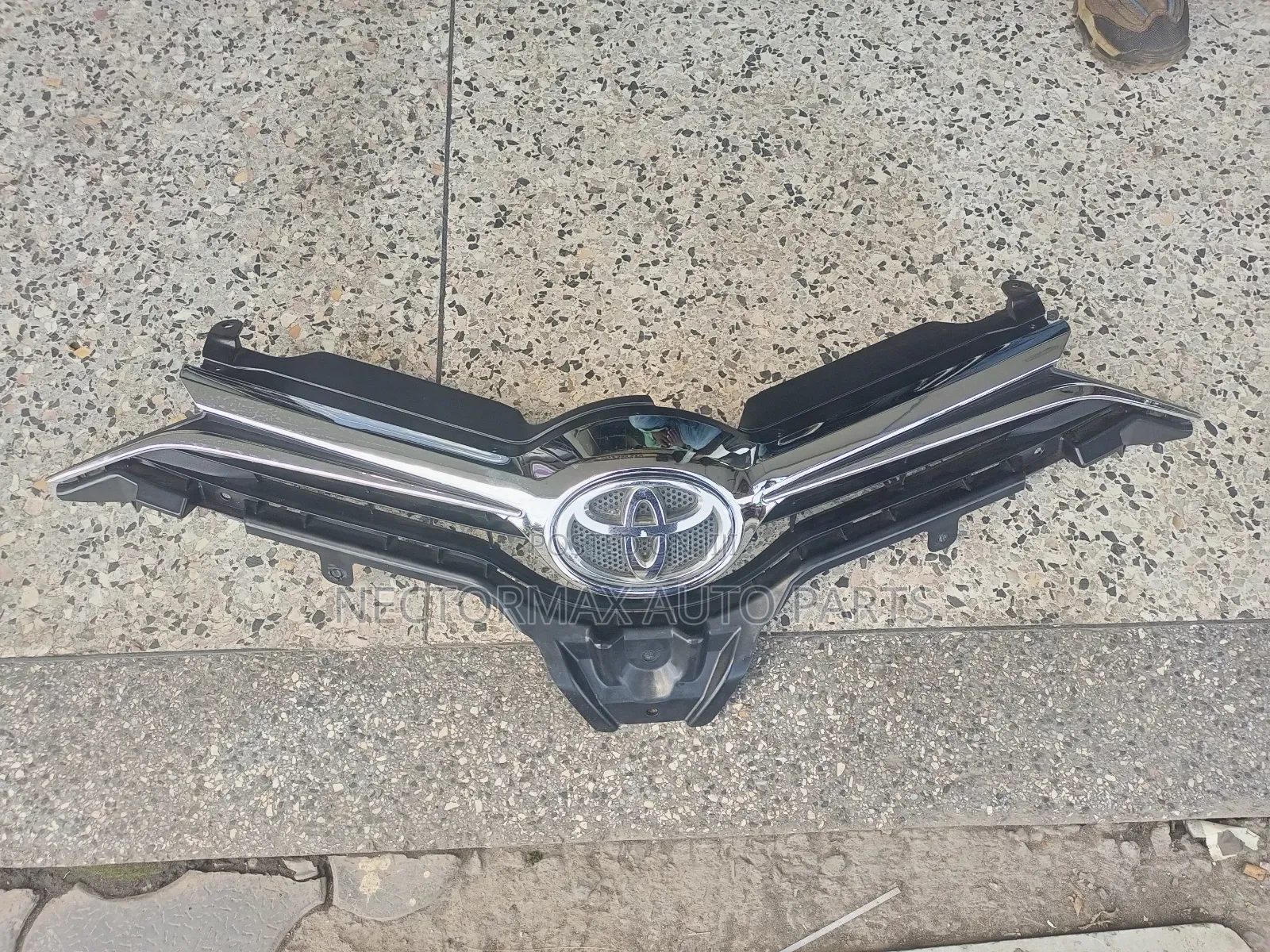 Auris Front Grill