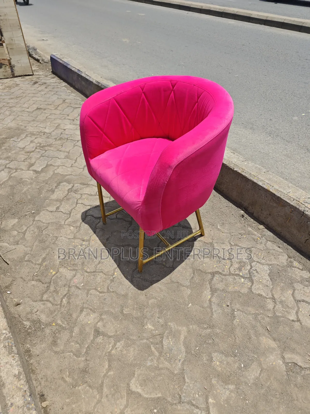 Pink Manicure, Styling Seat