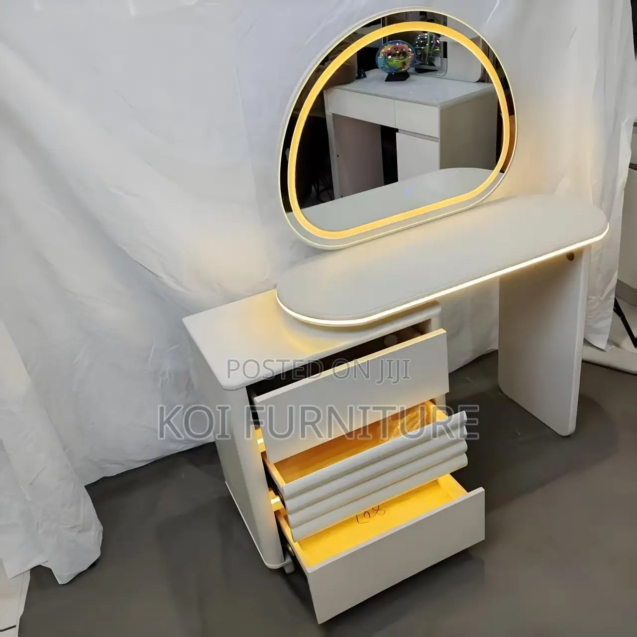 Dressers; Modern Elegant Bedroom Spacious Vanity Set