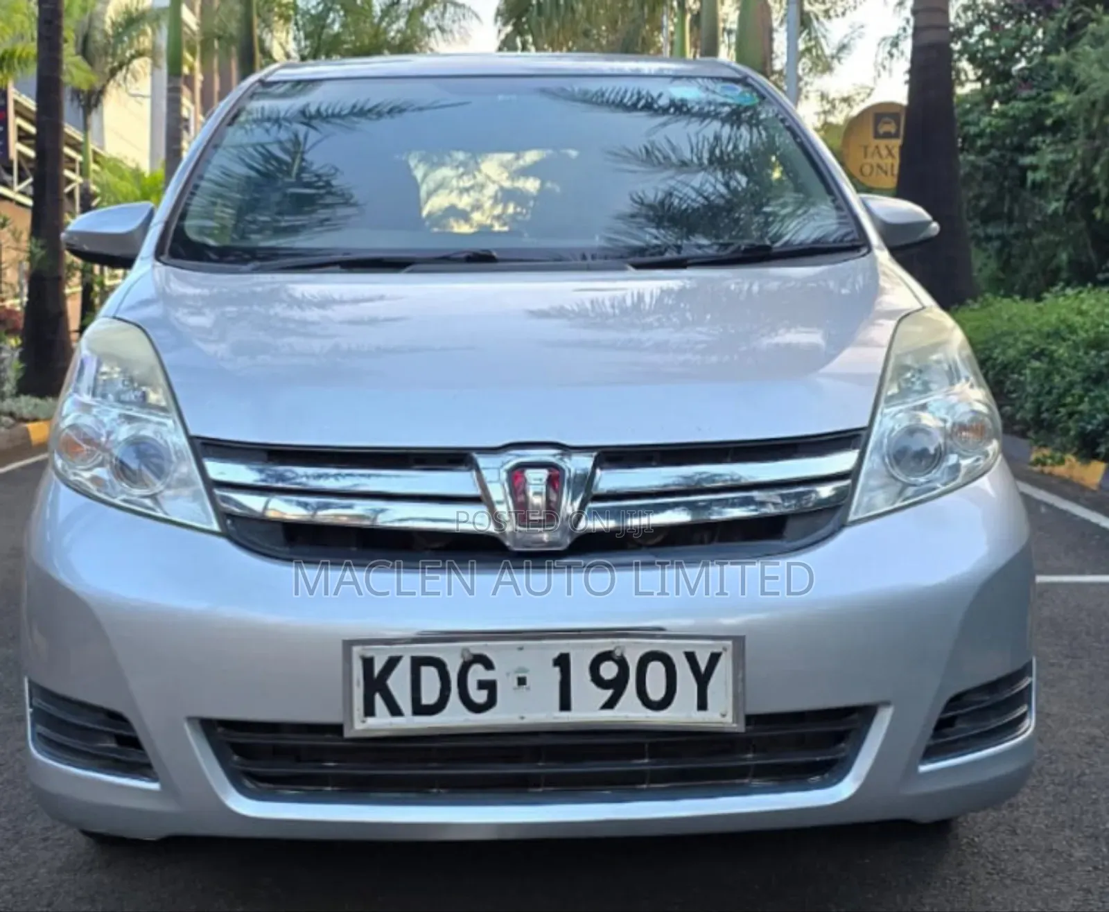 Toyota ISIS 2015 Silver