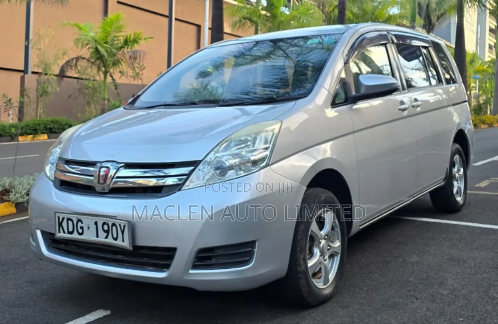 Toyota ISIS 2015 Silver