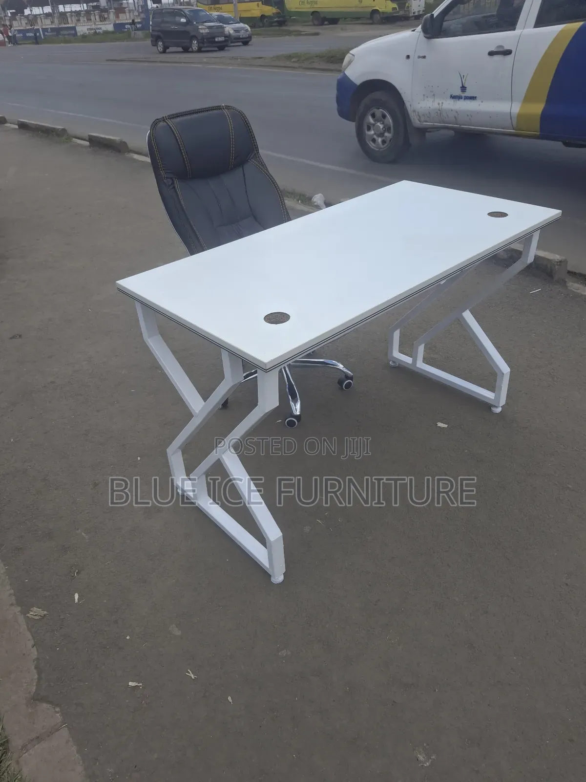 Modern White Office Desk With Comfort Executive Chair