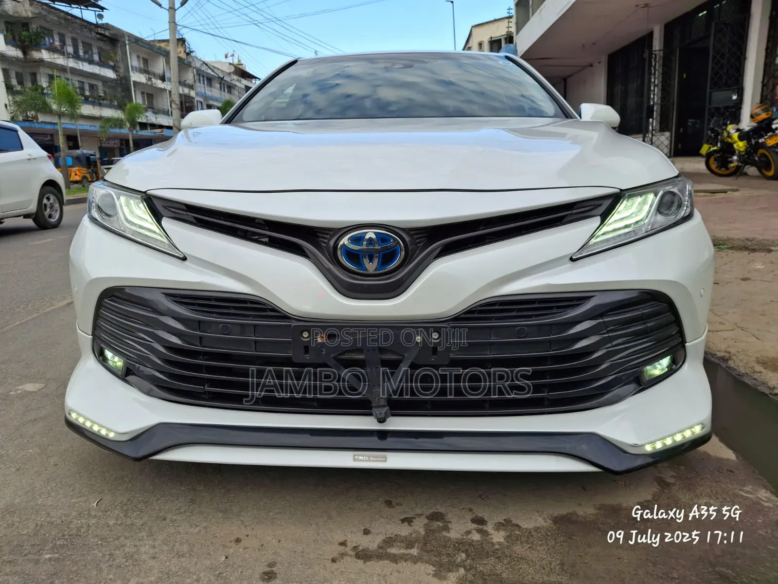 Toyota Camry Hybrid XLE 2023 White