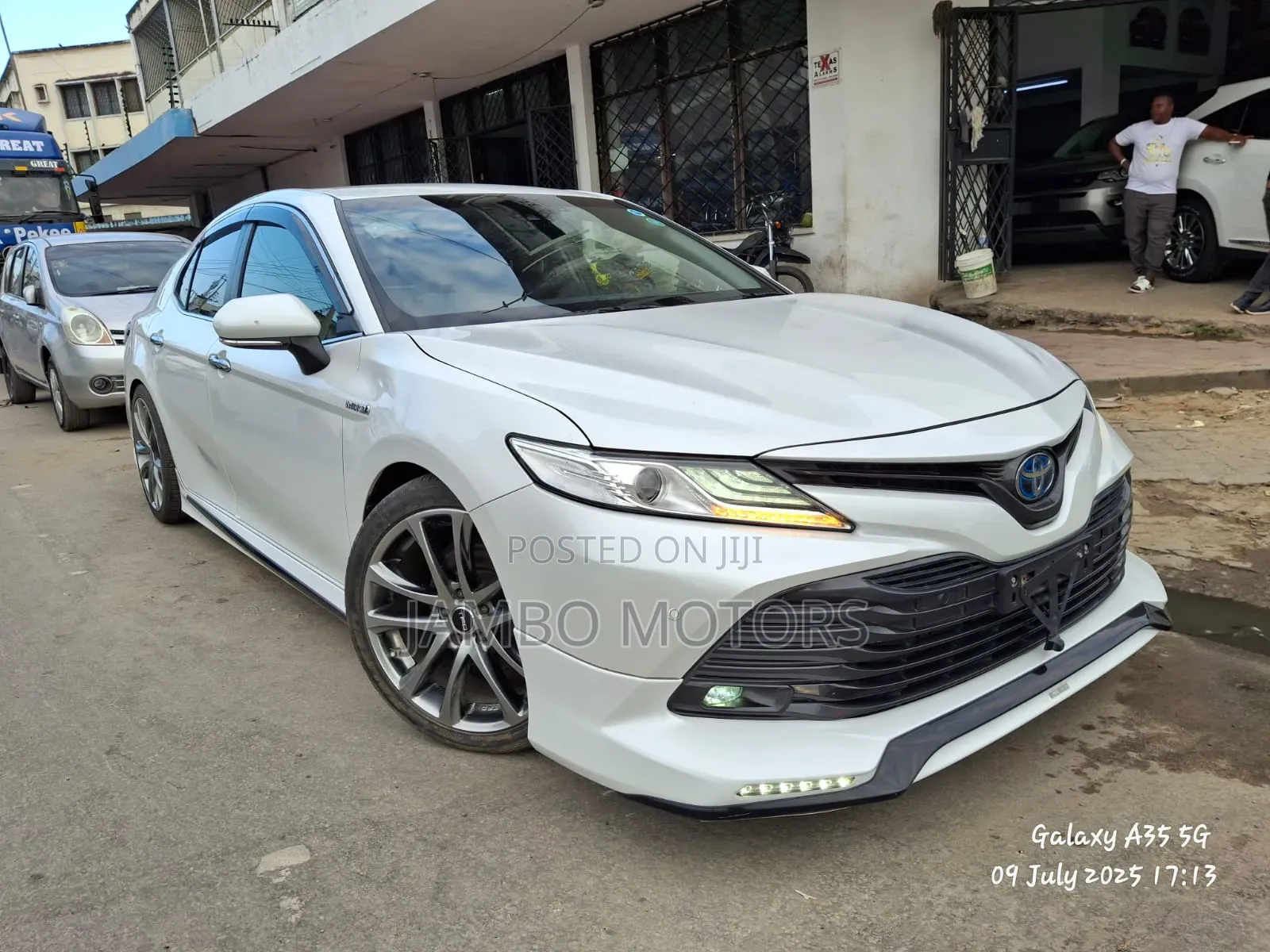 Toyota Camry Hybrid XLE 2023 White