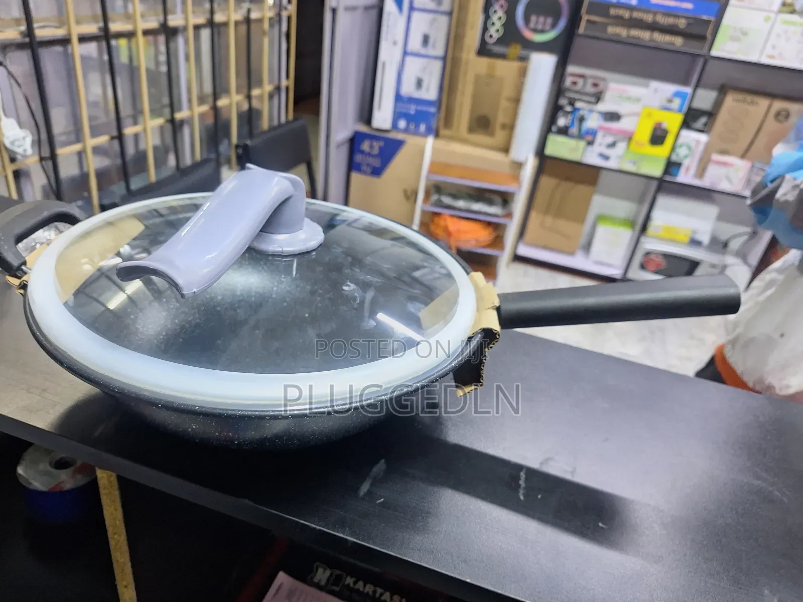 Wok Pan 
- 32 Cm Diameter 
Non Stick