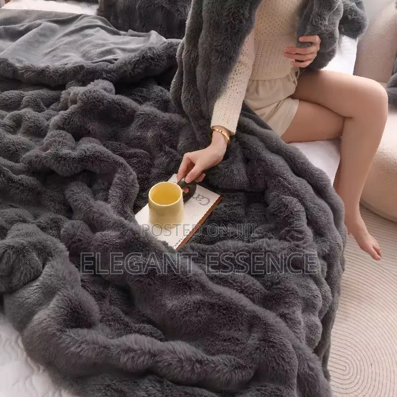 Quality Faux Blanket With Two Throw Pillow Cases
