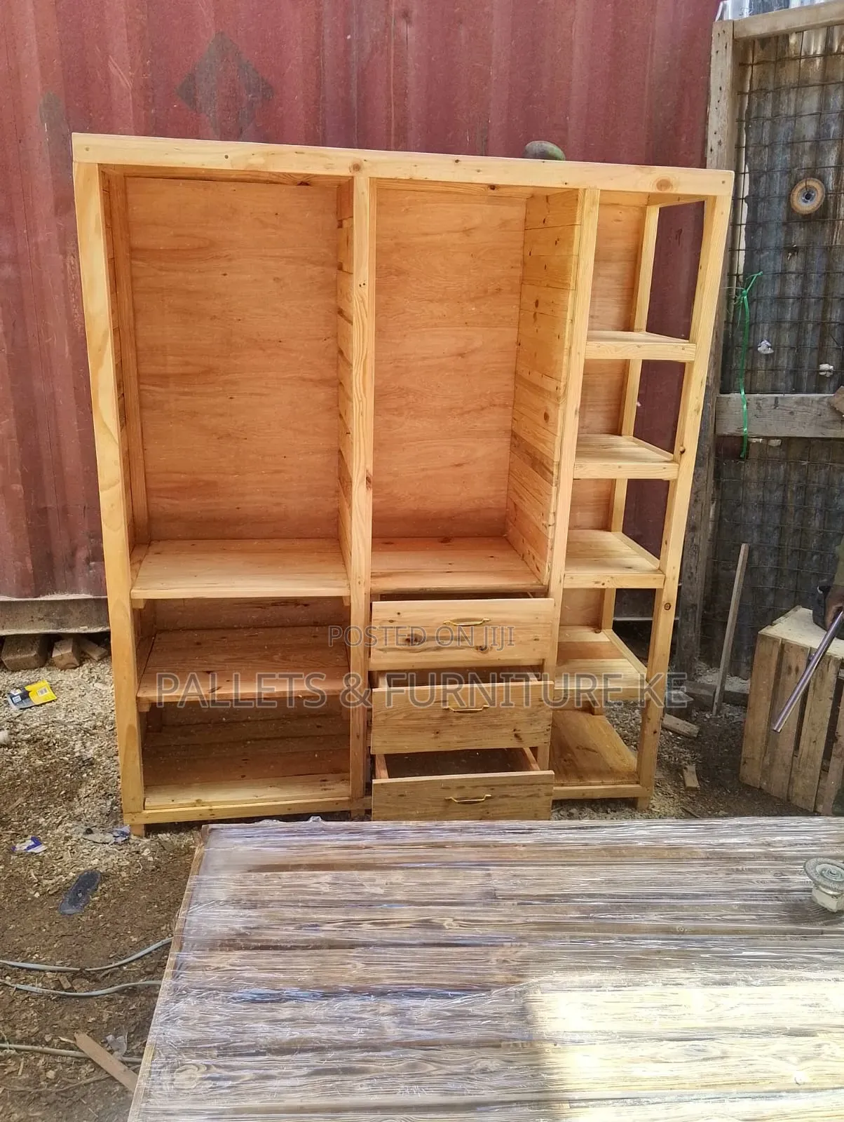 Pallet Pulse Wardrobe