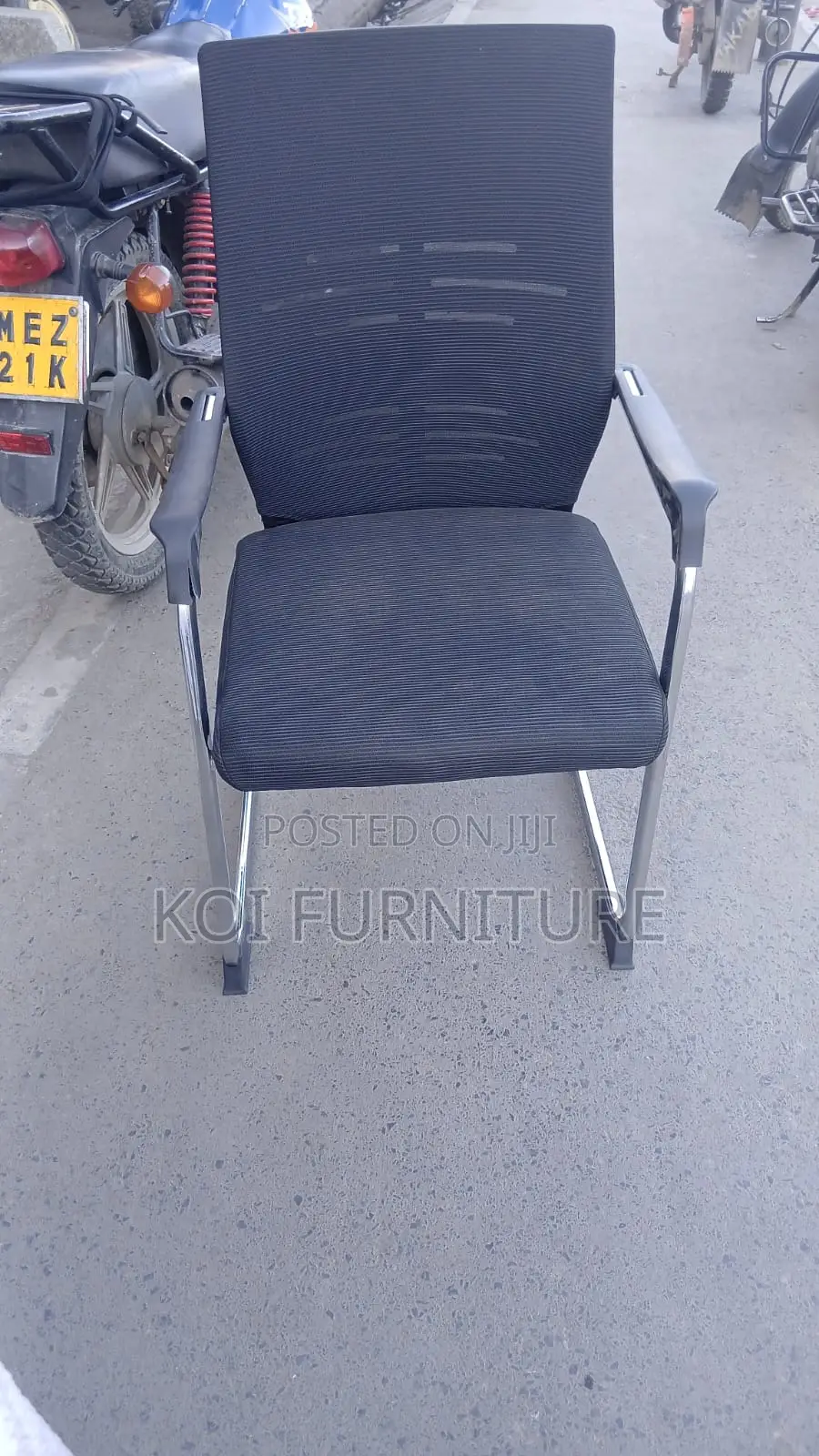 Office Chair : Cantilever Mesh Visitor's Seat