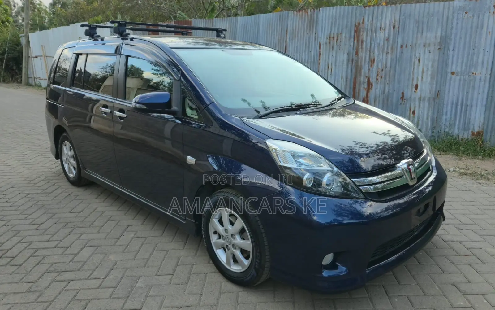 Toyota ISIS 2018 Blue