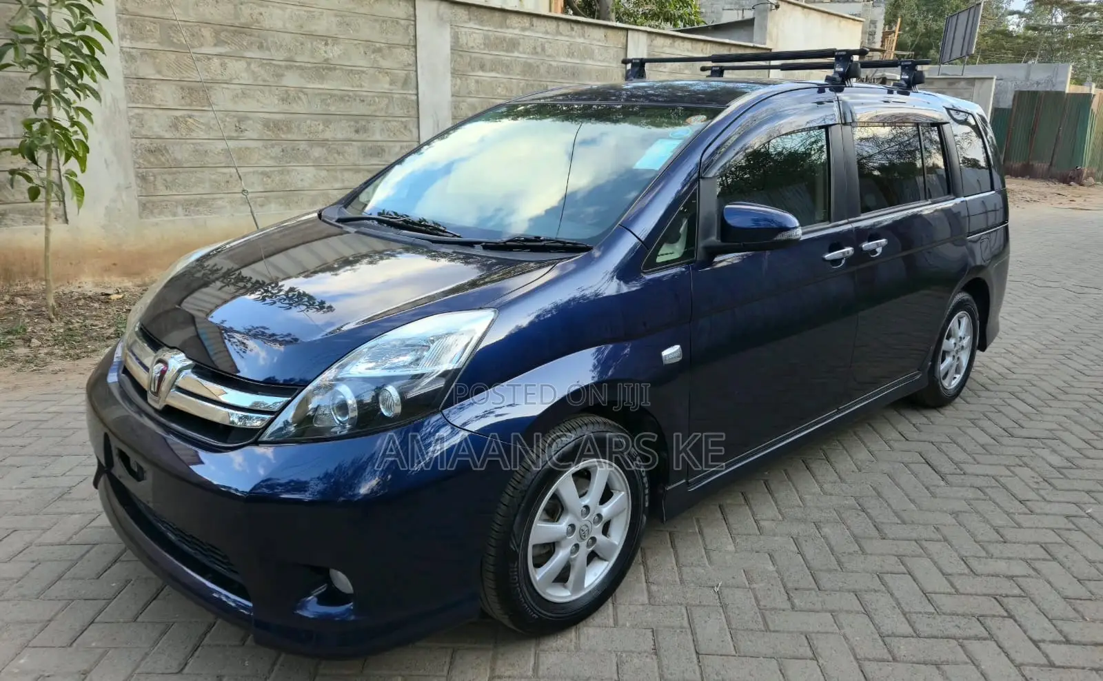Toyota ISIS 2018 Blue