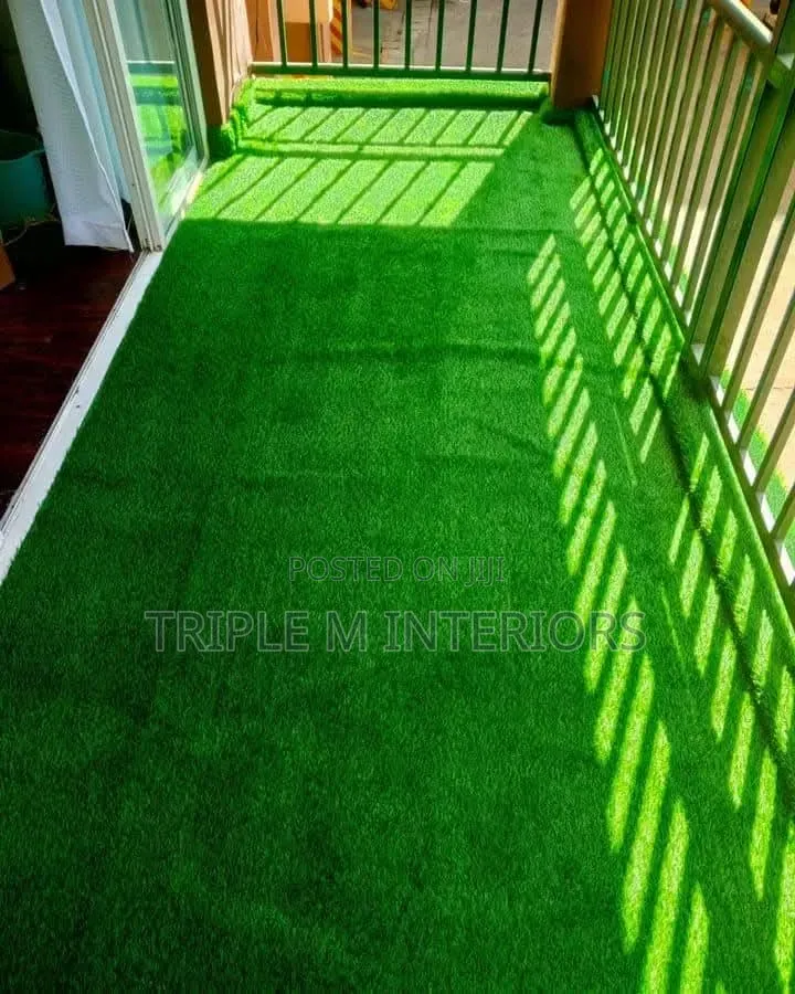 Realistic Green Grass Carpet for Balcony Beauty