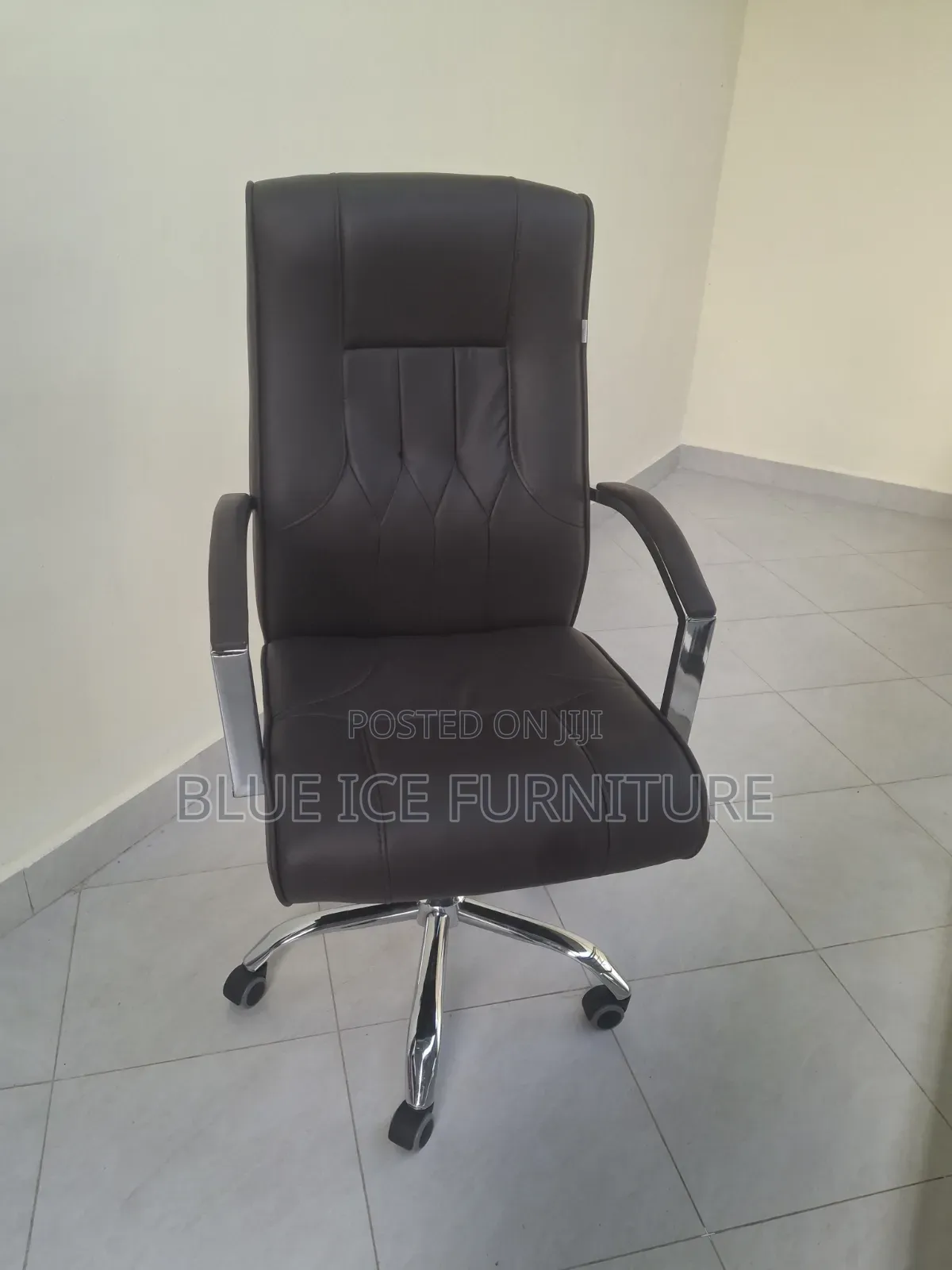 Executive Rolling Chair With Armrest