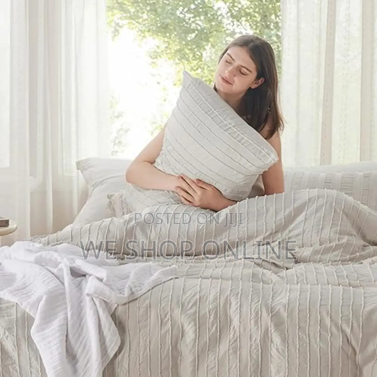 Tufted Duvet
With 1 Bedsheet and 4 Pillow Cases.