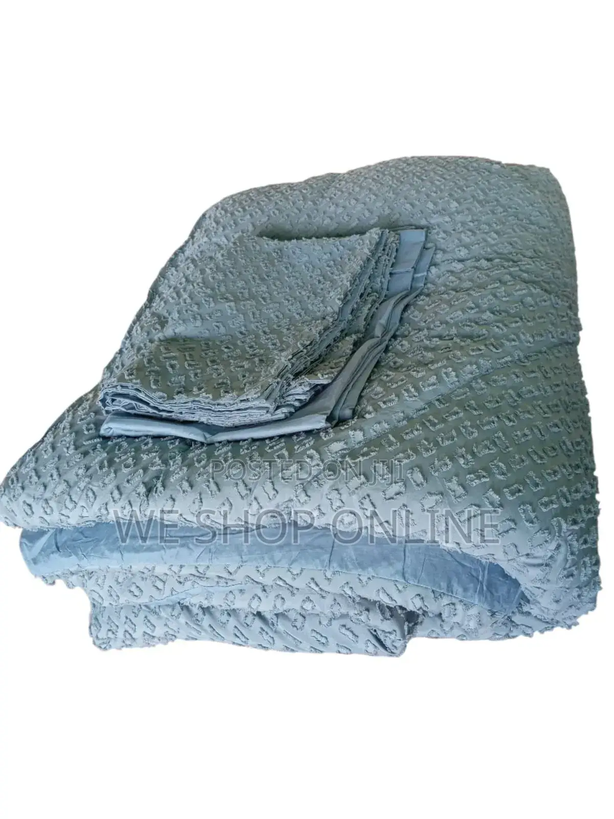 Tufted Duvet
With 1 Bedsheet and 4 Pillow Cases.