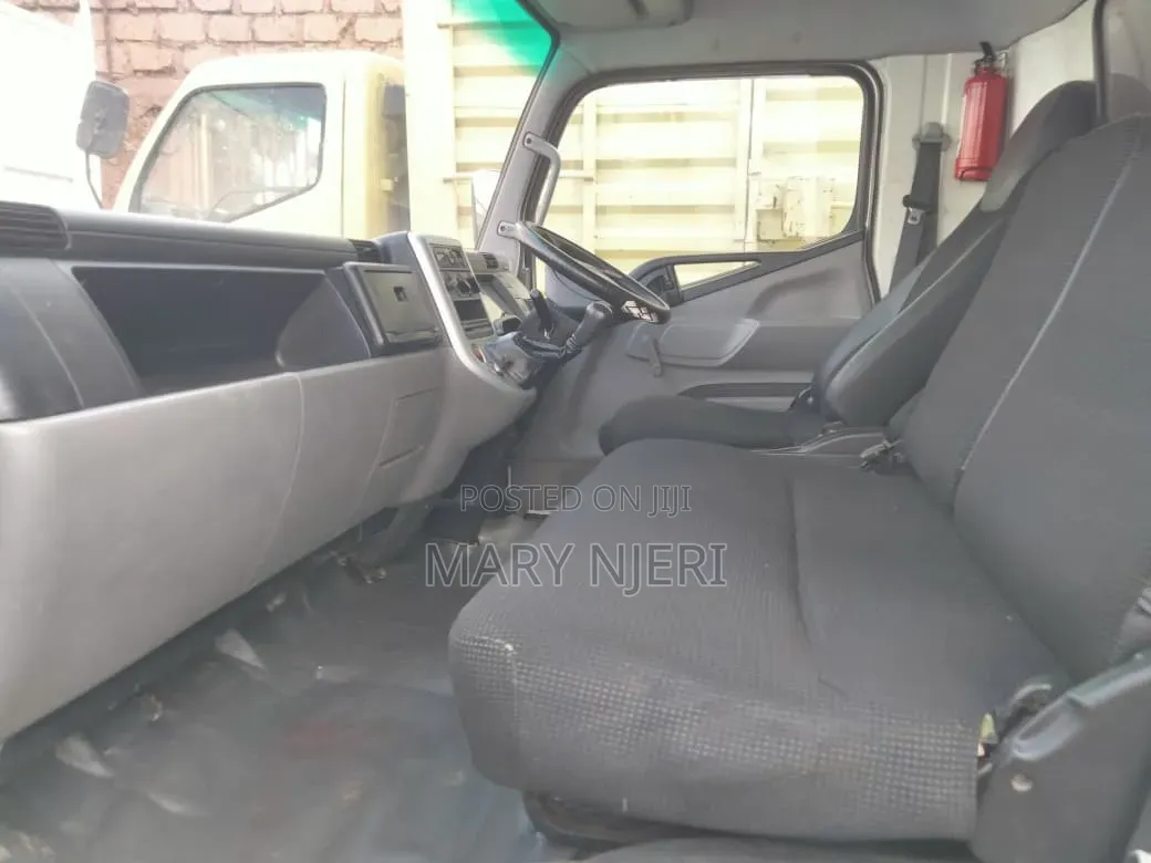 Mitsubishi Canter 2021 White