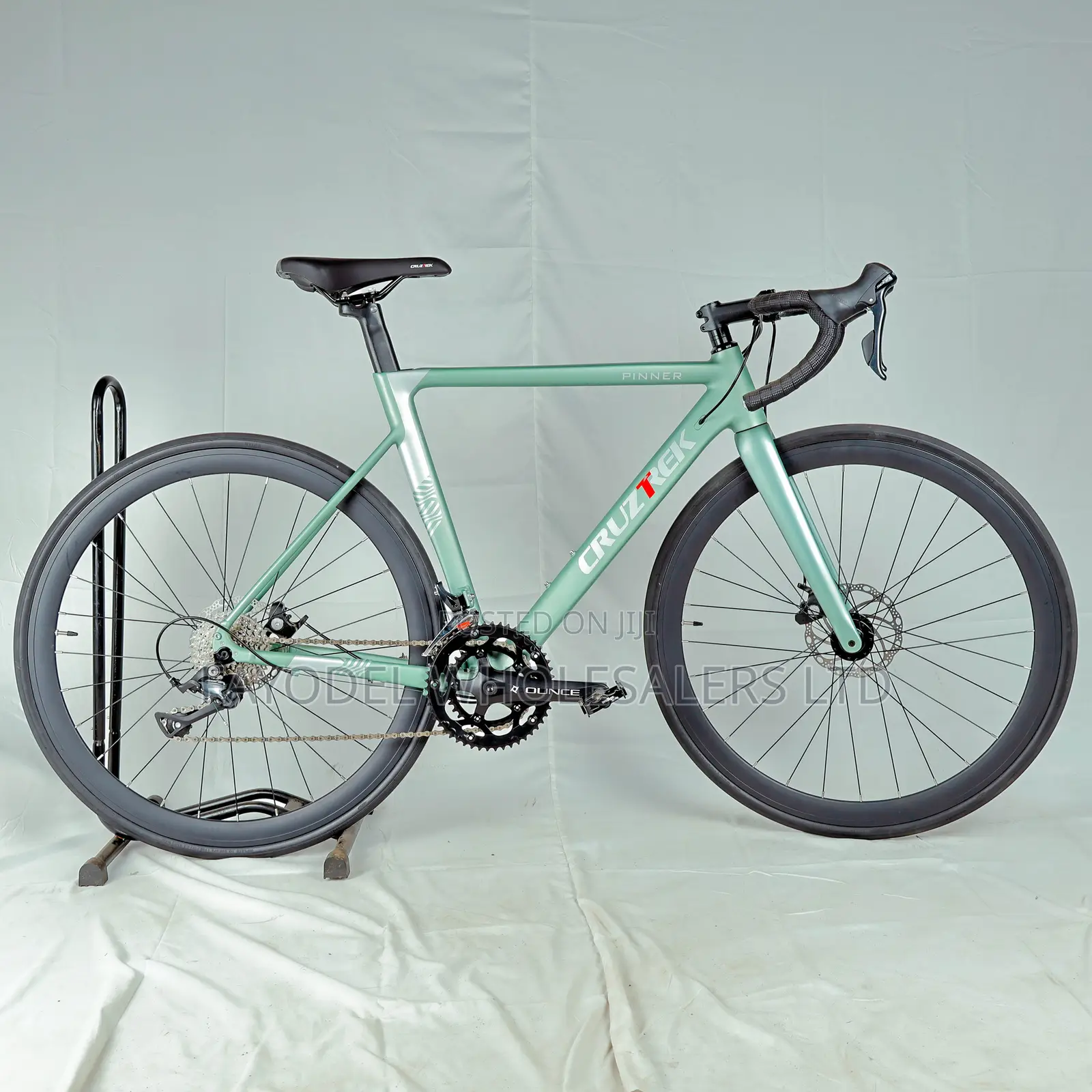 Built for Speed Comfort – Cruztrek Pinner 700c Road Bike