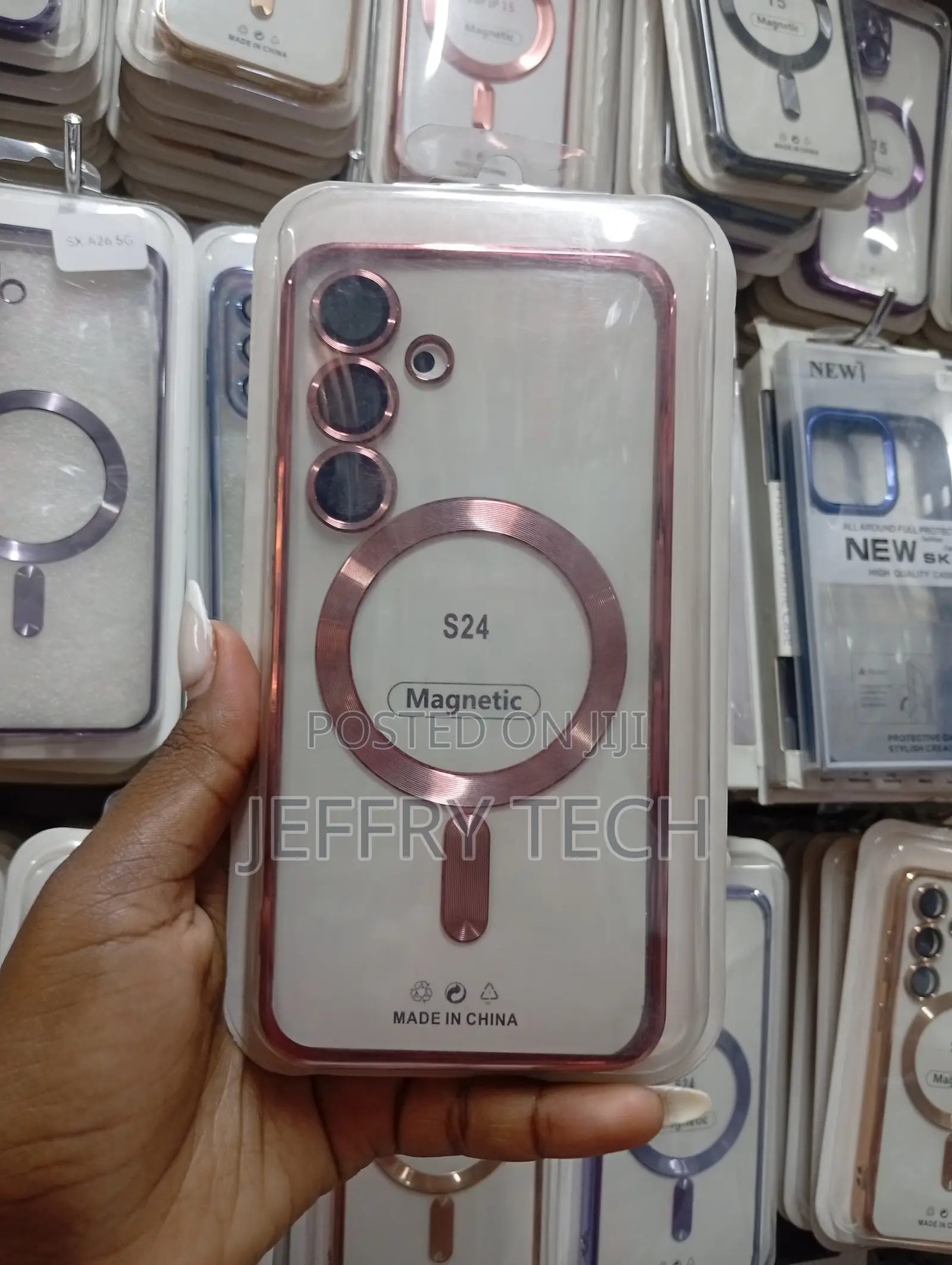 Clear Magnetic Phone Case Designed for the Samsung Galaxy S24.