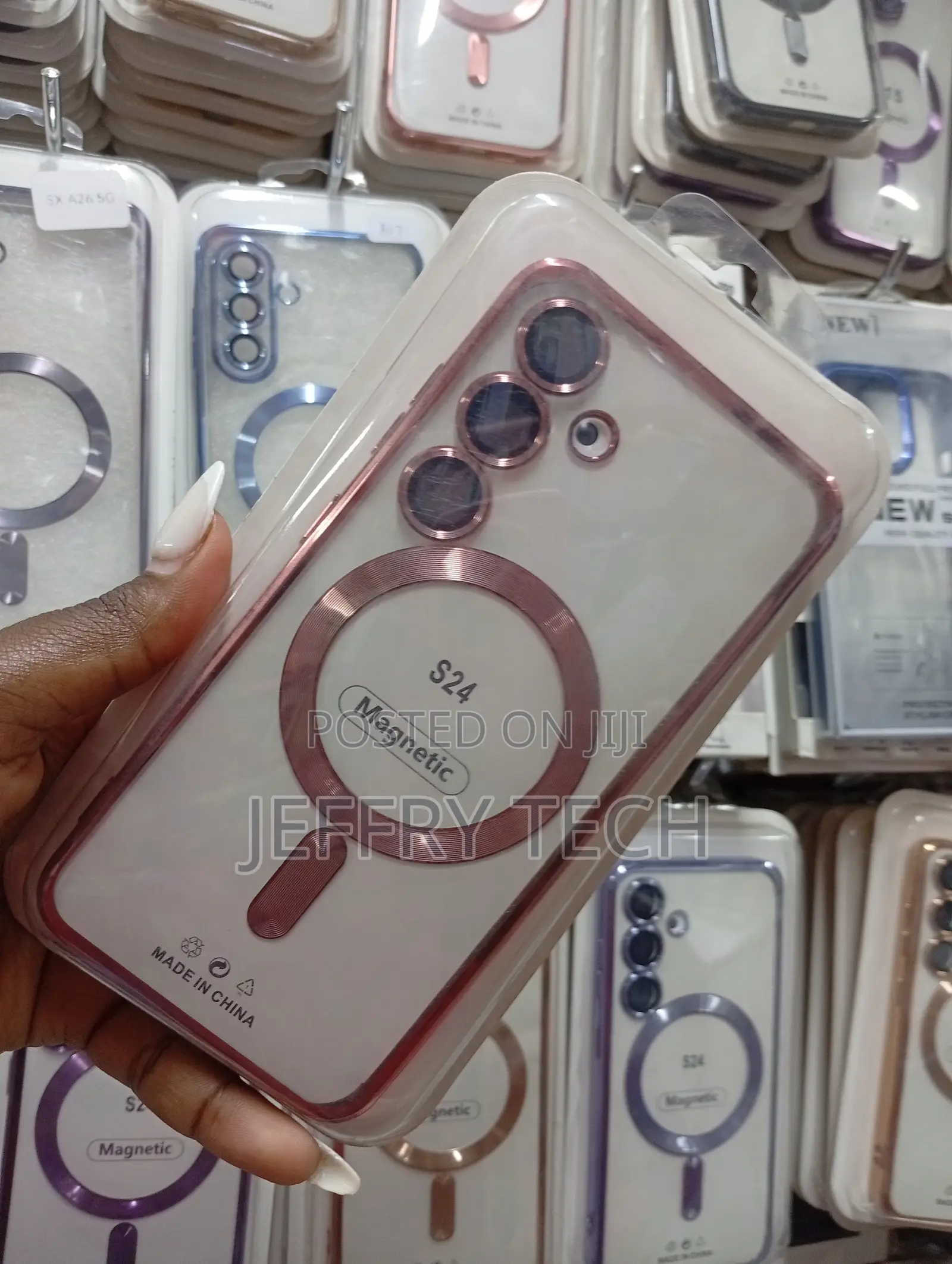 Clear Magnetic Phone Case Designed for the Samsung Galaxy S24.