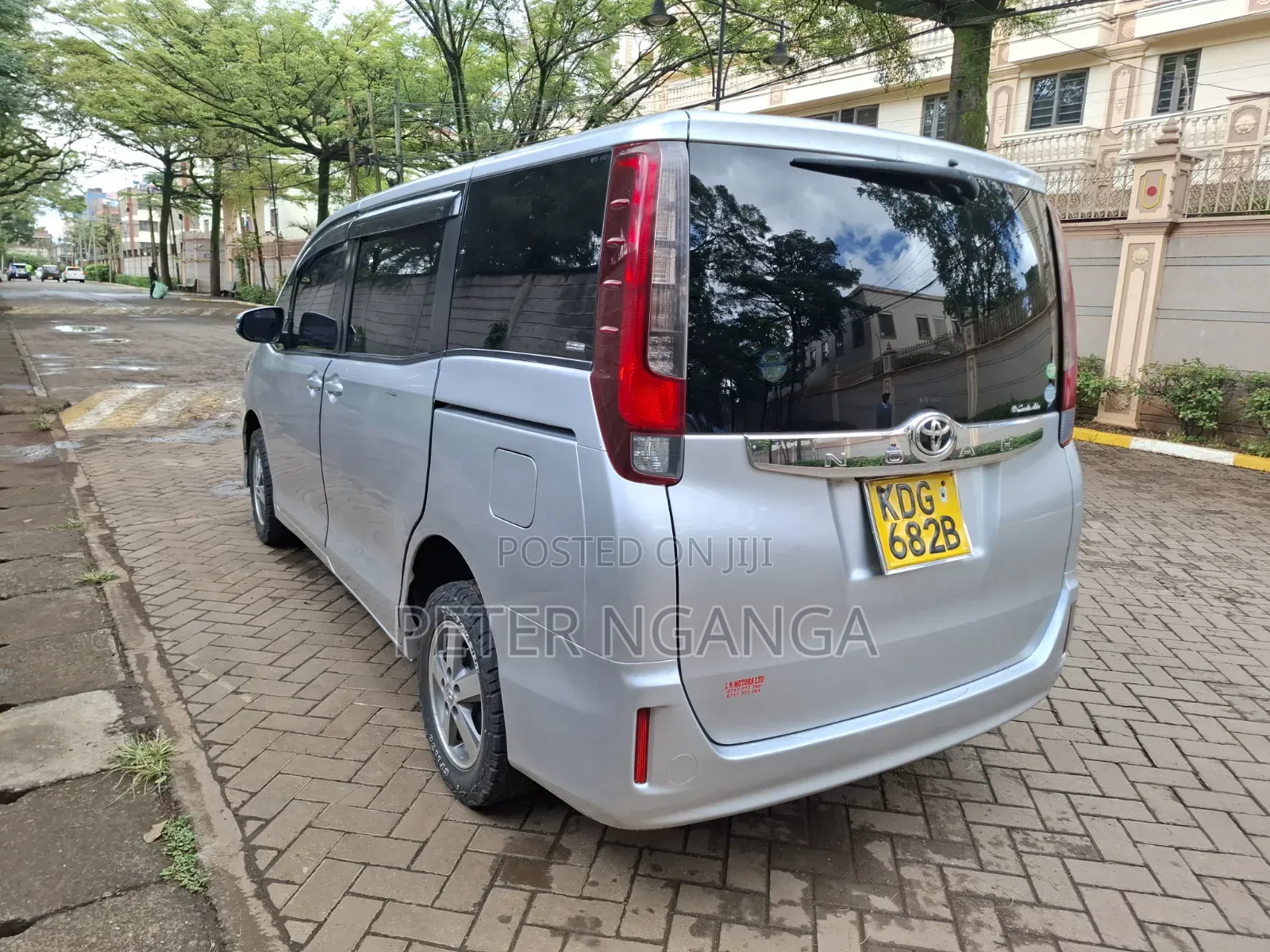 Toyota Noah 2.0 FWD (8 Seater) 2015 Gray