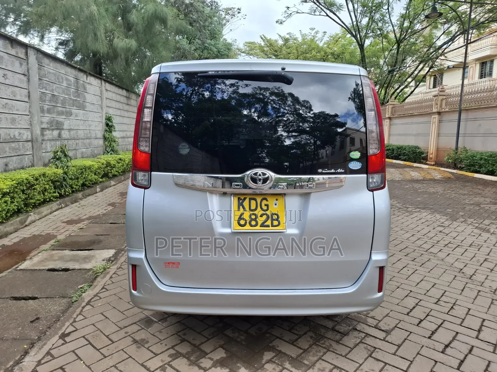 Toyota Noah 2.0 FWD (8 Seater) 2015 Gray