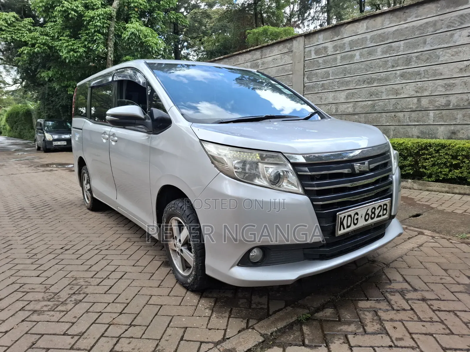 Toyota Noah 2.0 FWD (8 Seater) 2015 Gray
