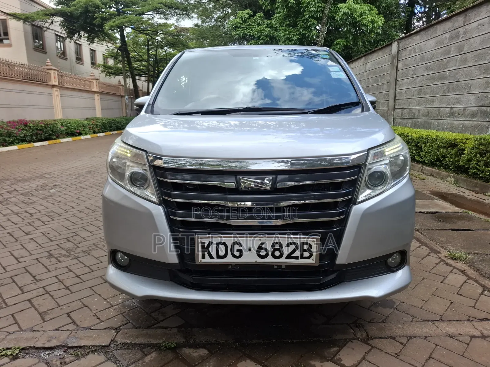 Toyota Noah 2.0 FWD (8 Seater) 2015 Gray