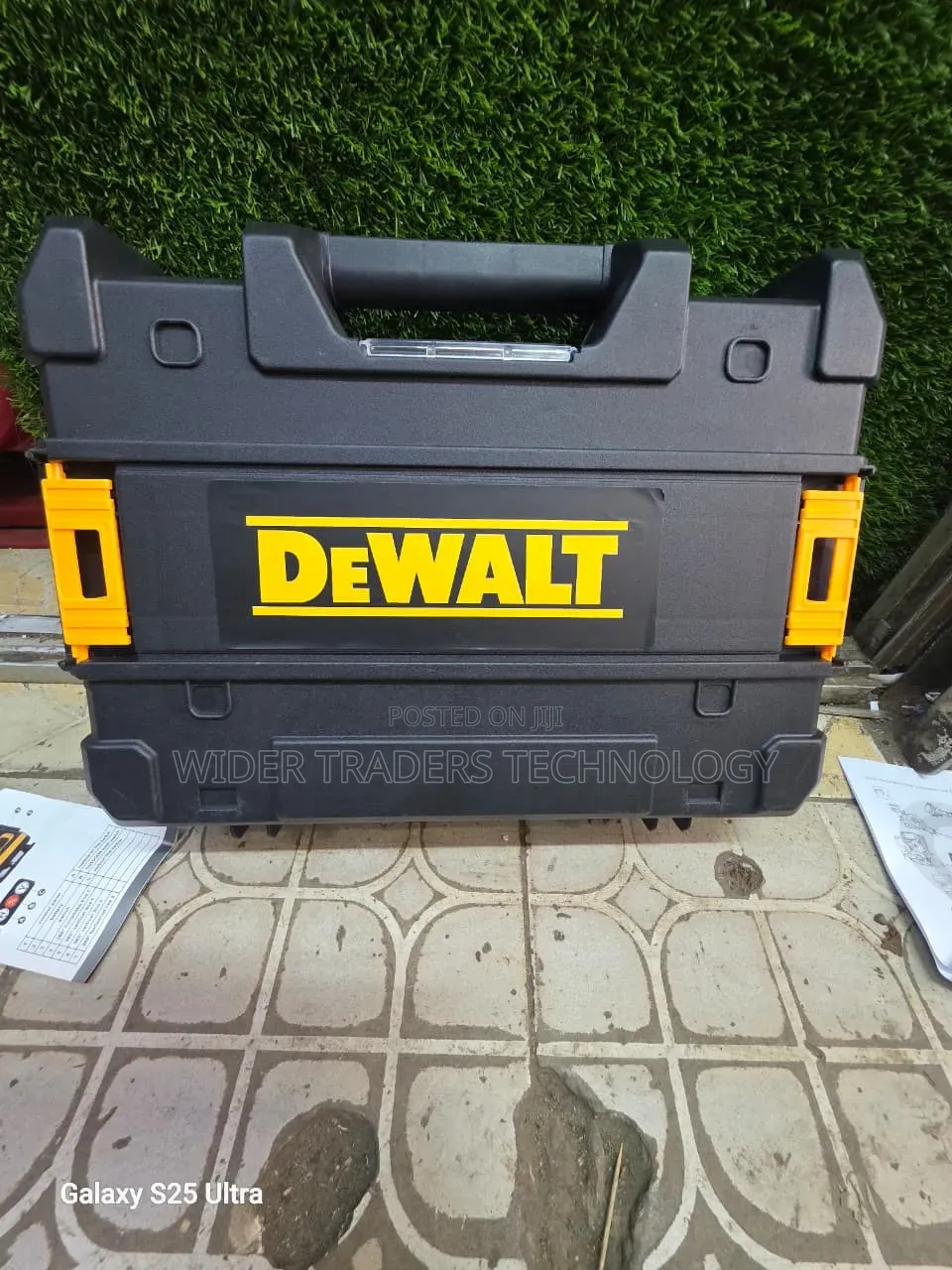 Dewalt Laser Level Kit With a Tripod and Carrying Case