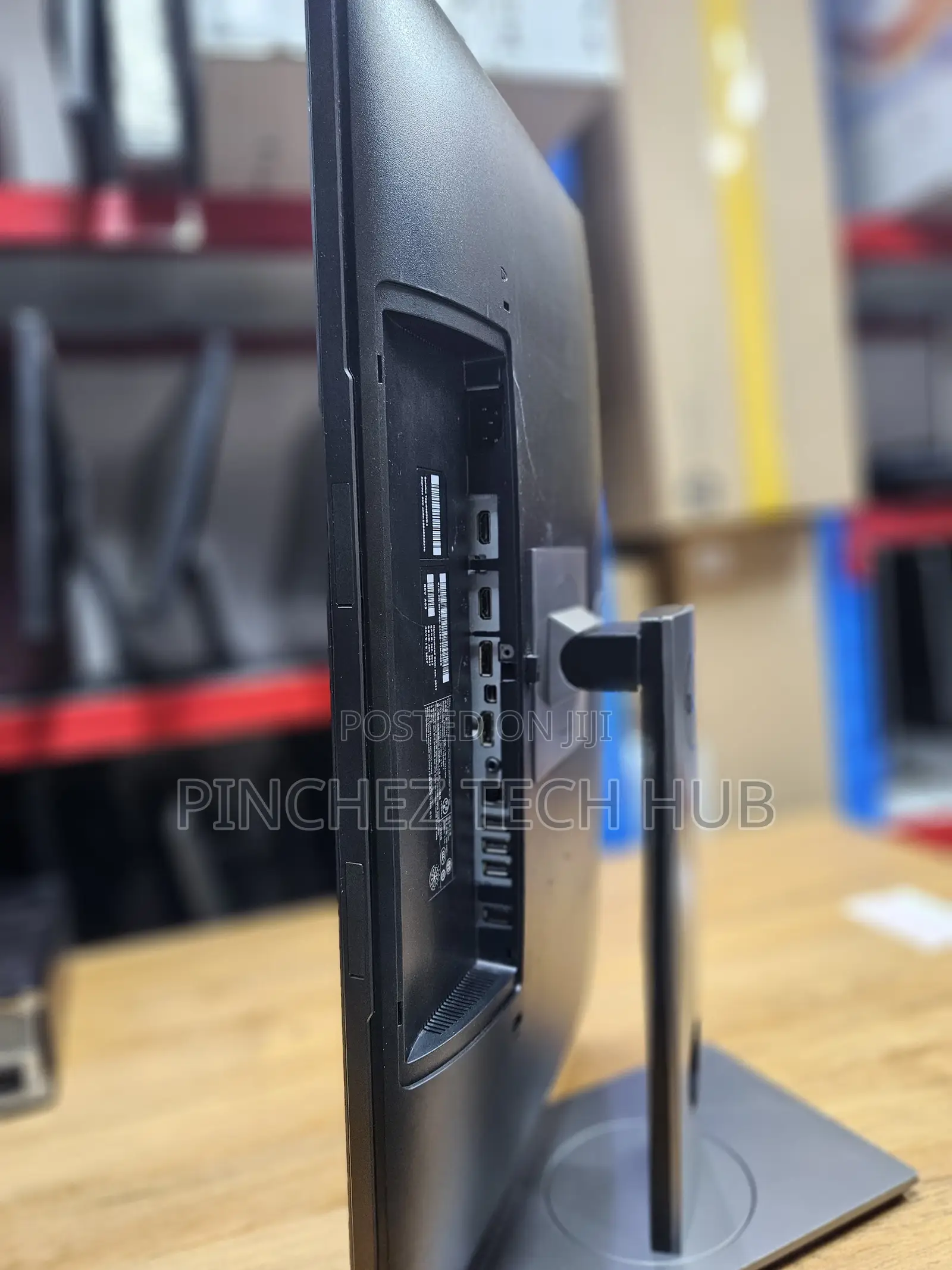 Dell U2715hc 27 Inch Display (2560* 1440p) Daisy Chaining Available