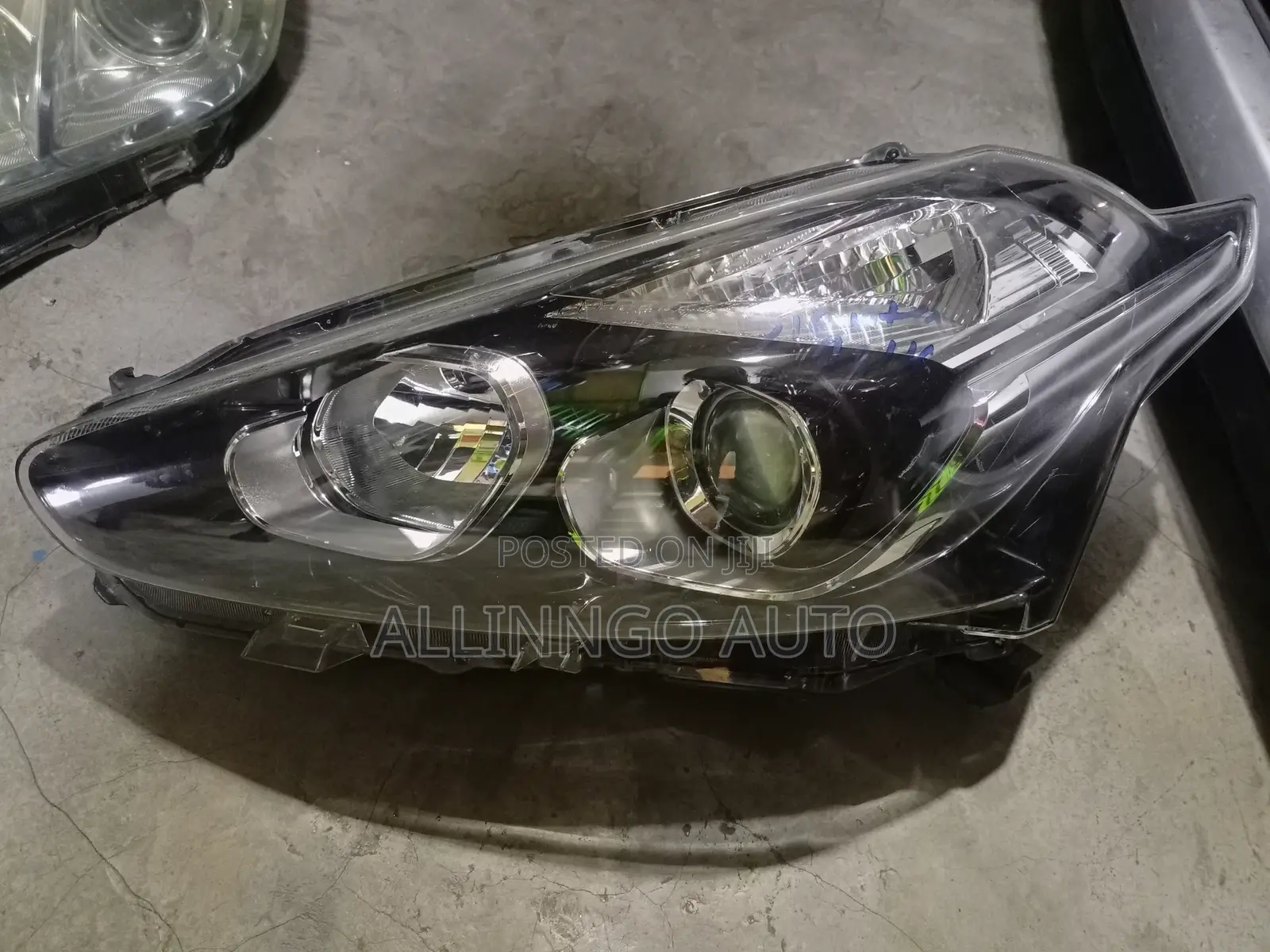Toyota Harrier 240 Headlight