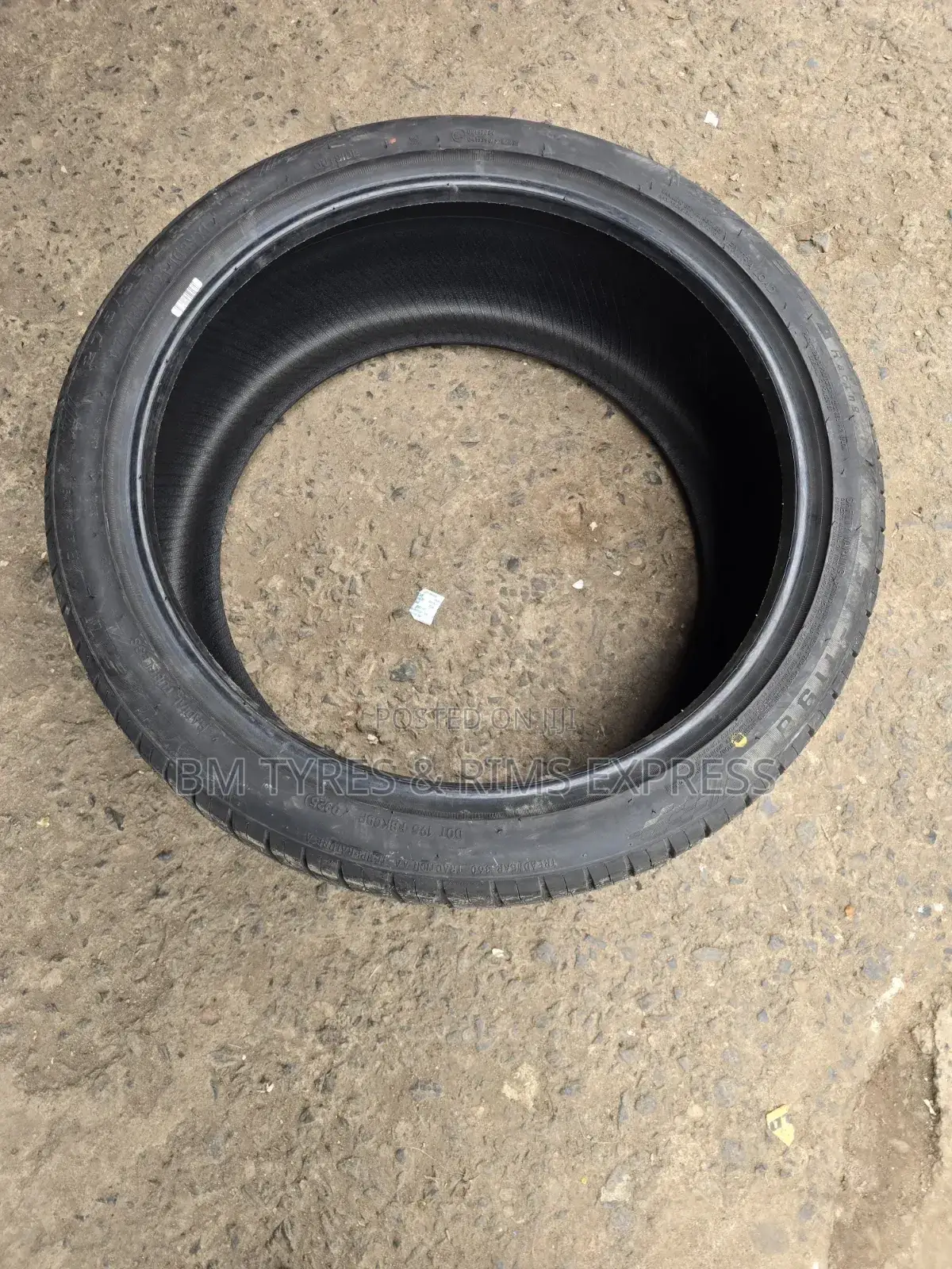 275 /35 R21 Yusta.